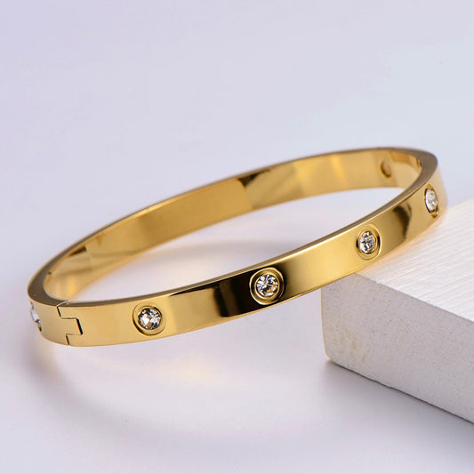 Retro bracelet with stones